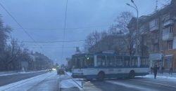 У Дніпрі посеред вулиці розвернуло тролейбус - рис. 1