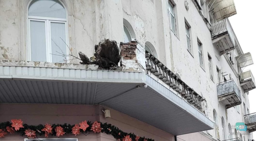 У центрі Дніпра обвалився балкон житлового будинку - рис. 3