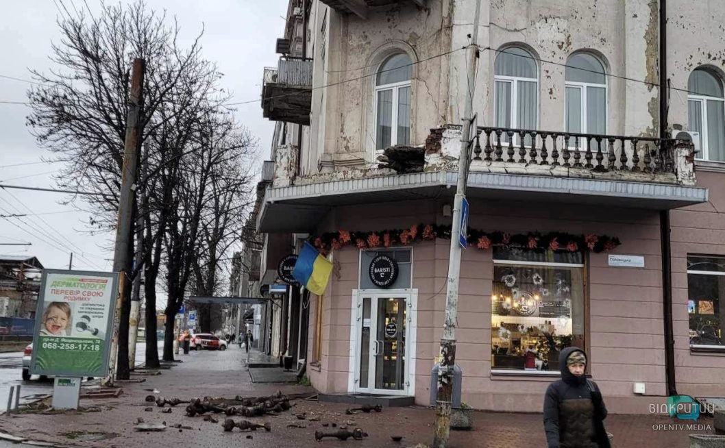 В центре Днепра обрушился балкон жилого дома - рис. 4