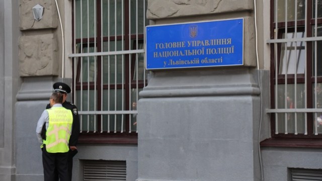 Во Львове судили жительницу Днепра, устроившую стриптиз в отделении полиции - рис. 2