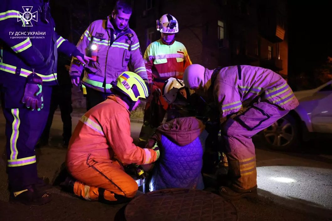 У середмісті Дніпра з каналізаційного колектору врятували 7 людей 
