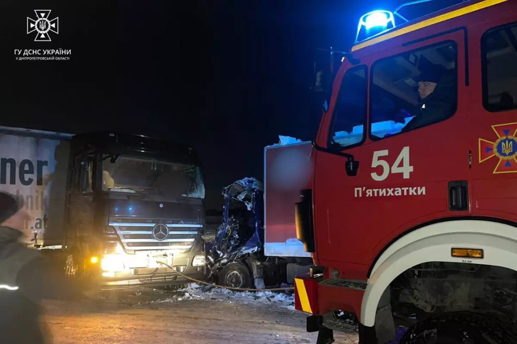 На Дніпропетровщині зіткнулися дві вантажівки: є загиблий - рис. 1