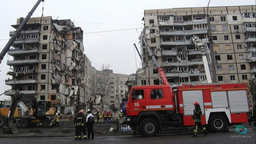 Мешканці зруйнованої багатоповерхівки у Дніпрі виступили проти створення меморіального скверу