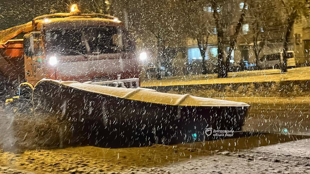 Основні автошляхи розчищені від снігу: як у Дніпрі борються з наслідками негоди