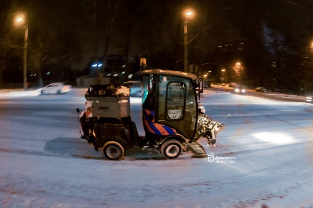 Основні автошляхи розчищені від снігу: як у Дніпрі борються з наслідками негоди