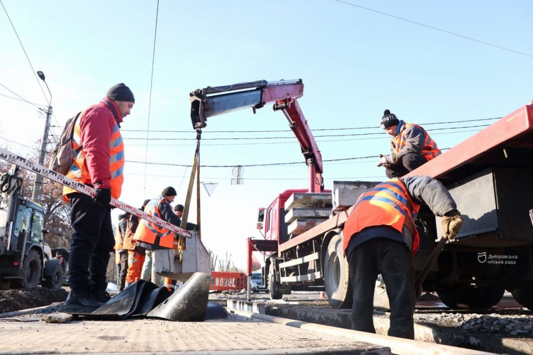 В центре Днепра ремонтируют аварийный путь: когда завершат работы - рис. 2