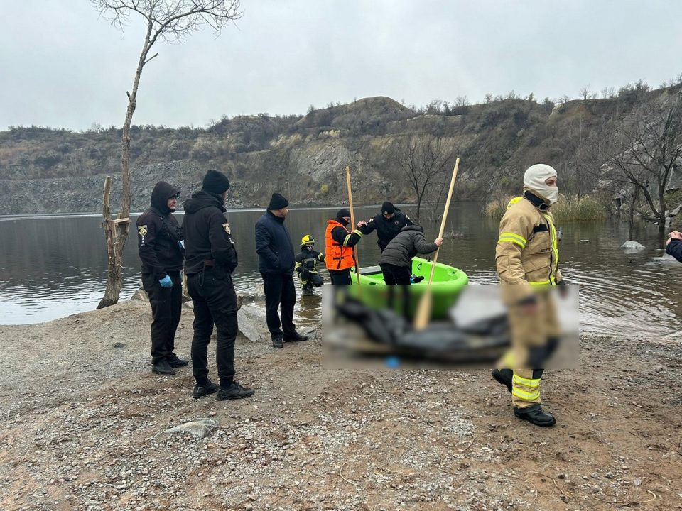 В Днепропетровской области на берегу затопленного карьера обнаружили тело человека - рис. 2
