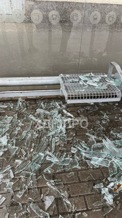 У Дніпрі вандали розбили скляну зупинку - рис. 1