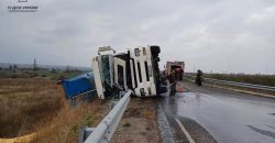 Водитель не справился с управлением: на Днепропетровщине перевернулся грузовик - рис. 2