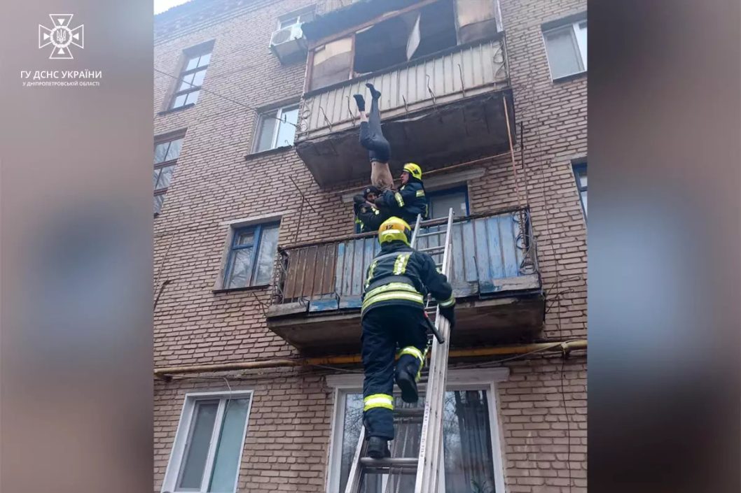 В Днепропетровской области спасли мужчину, который застрял на балконе - рис. 1