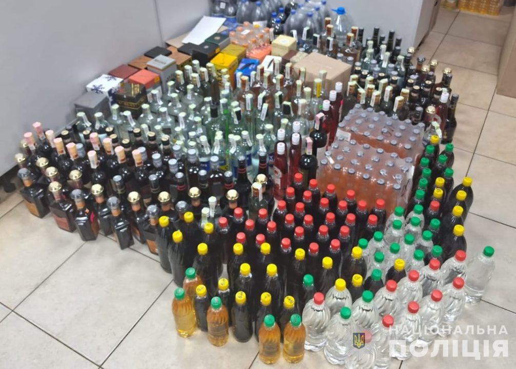 На Днепропетровщине изъяли нелегальный алкоголь и табачные изделия на сумму более миллиона гривен - рис. 1