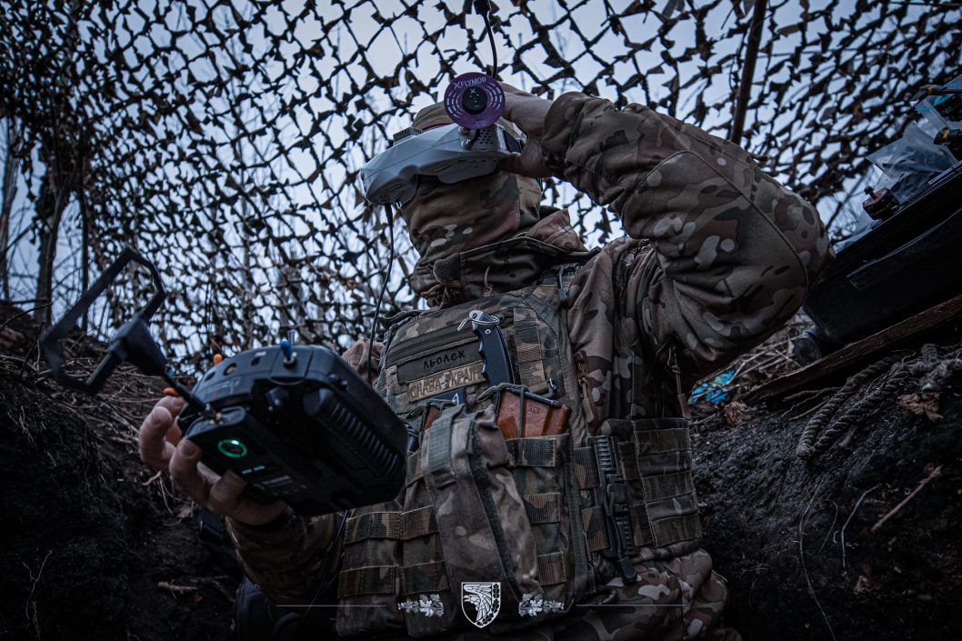 Воины днепровской 93-й бригады "Холодный Яр" уничтожают технику и оккупантов с помощью FPV-дронов - рис. 1