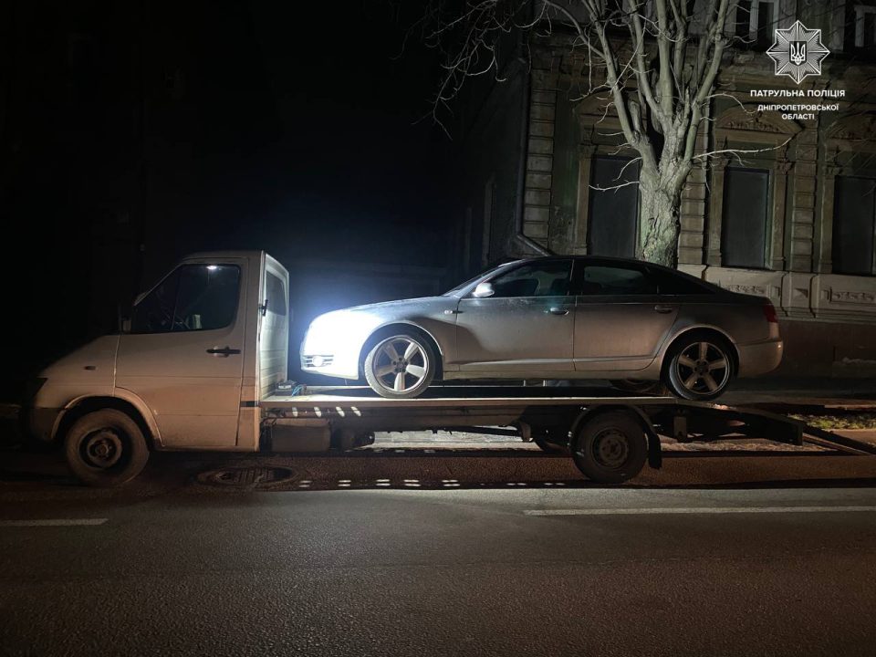 У Дніпрі позбавлена права керування водійка врізалась в авто патрульних - рис. 2