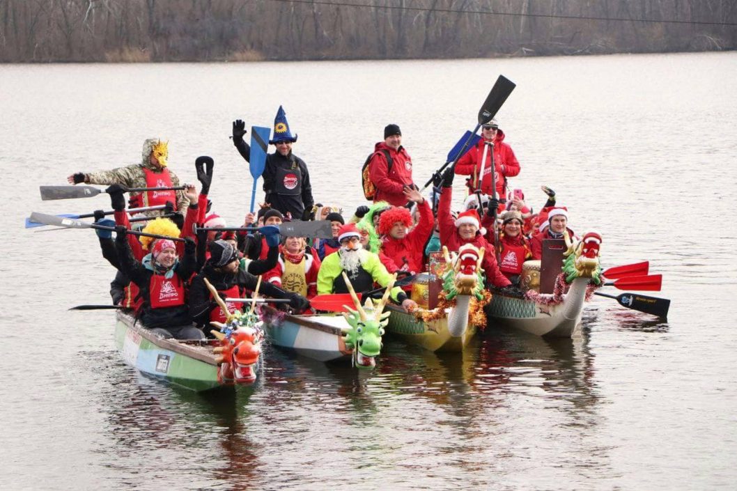 В Днепре провели рождественский карнавал на воде - рис. 1