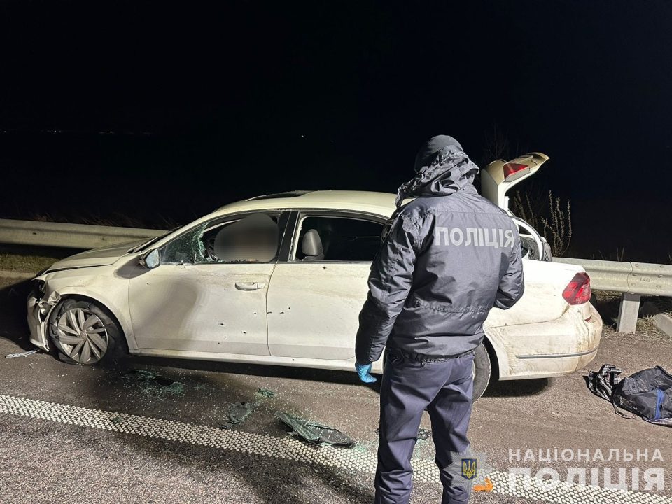 На трасі у Дніпропетровській області невідомий у балаклаві розстріляв з автомату водія легковика