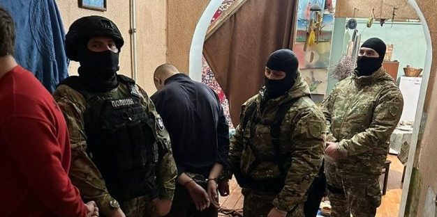 У Дніпрі семеро підлітків нападали на безпритульних: одну з жертв побили та зарізали - рис. 1