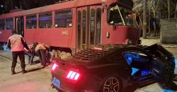 У Дніпрі водій легковика врізався у трамвай: рух транспорту паралізовано
