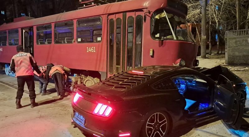 У Дніпрі водій легковика врізався у трамвай: рух транспорту паралізовано