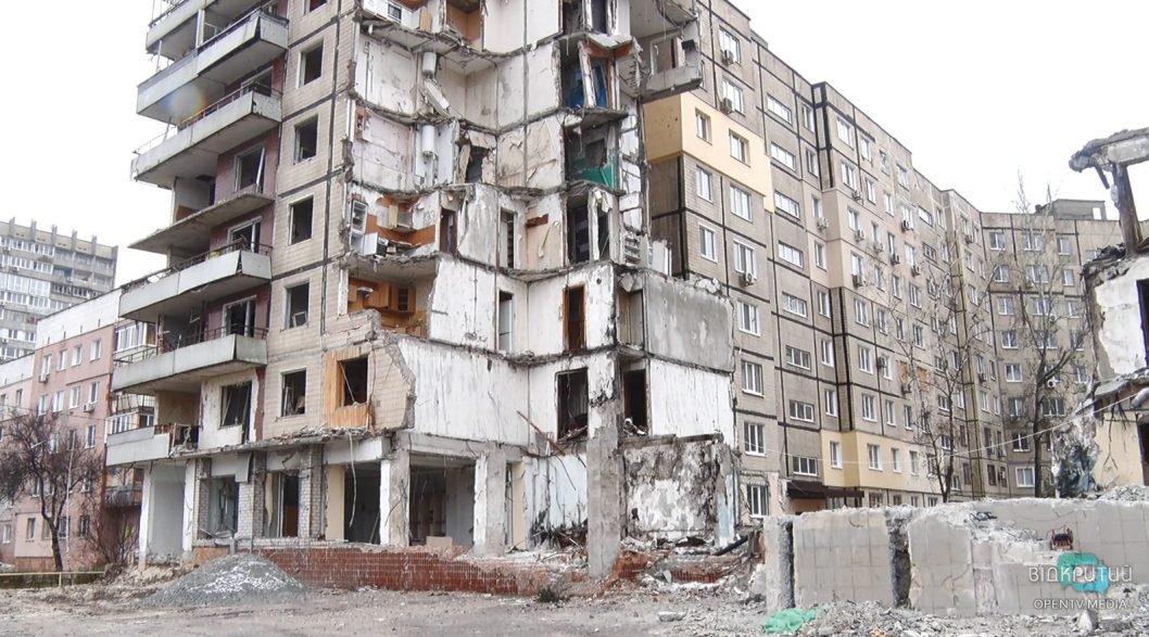 У Дніпрі на Перемозі частину будинку, понівеченого російською ракетою, почали демонтувати - рис. 3