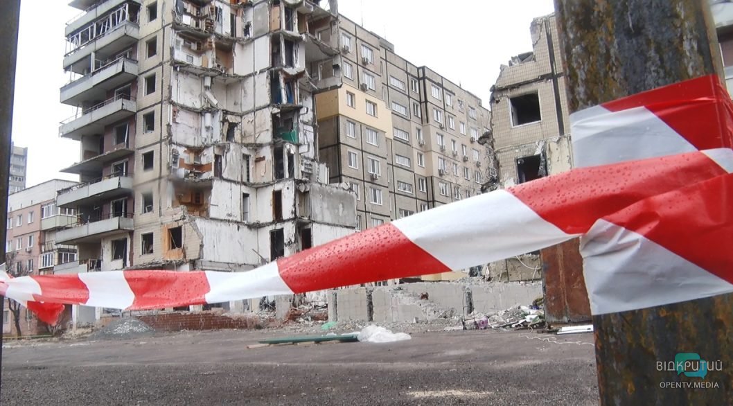 В Днепре на Победе часть дома, разрушенного российской ракетой, начали демонтировать - рис. 1