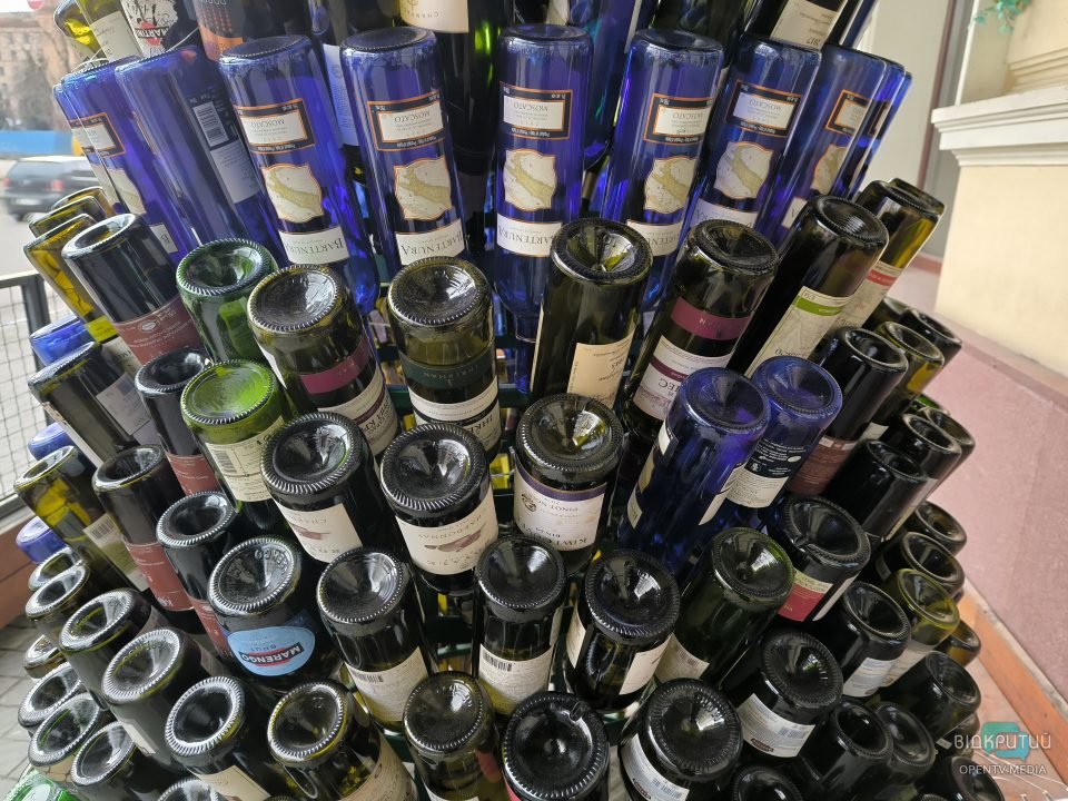 В Днепре установили елку из бутылок из-под вина - рис. 2