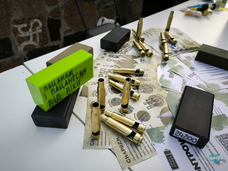 У Дніпрі до Дня Збройних Сил України відкрили інсталяцію підбитого БМП окупантів