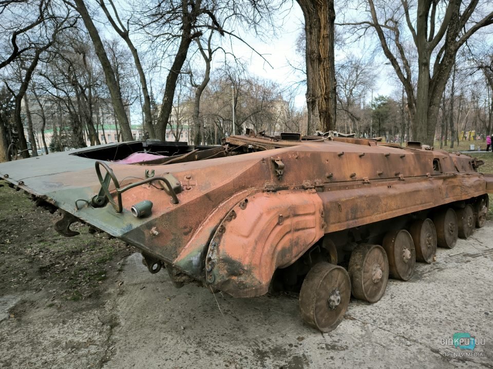 У Дніпрі до Дня Збройних Сил України відкрили інсталяцію підбитого БМП окупантів