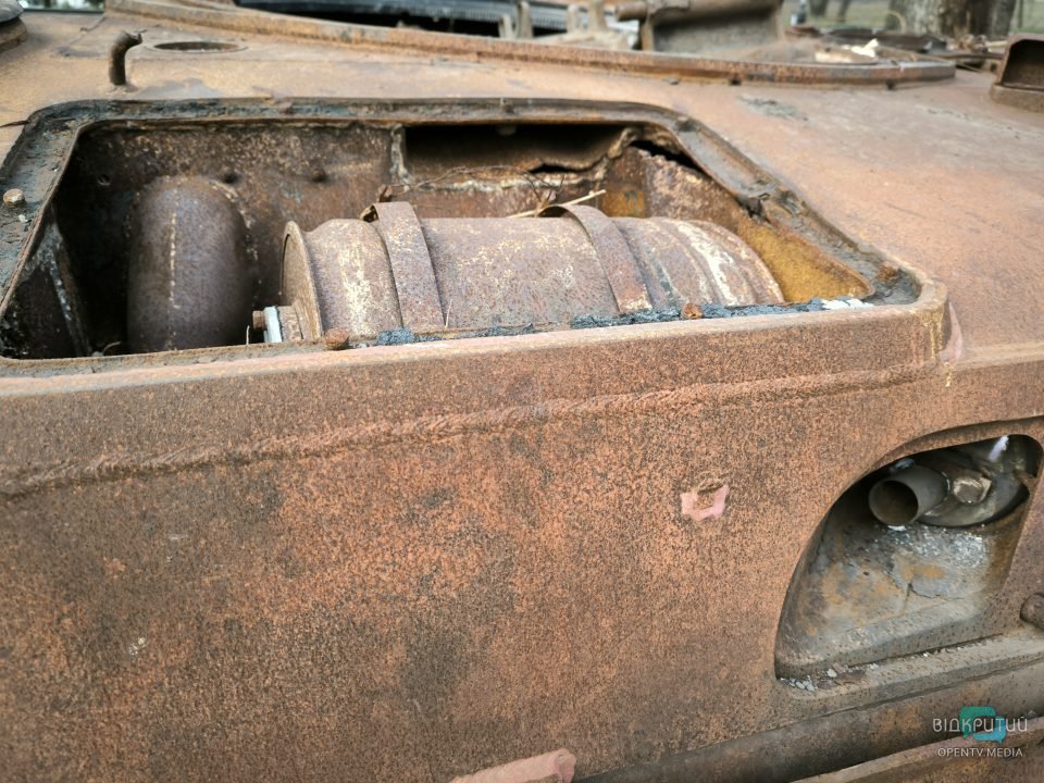 У Дніпрі до Дня Збройних Сил України відкрили інсталяцію підбитого БМП окупантів