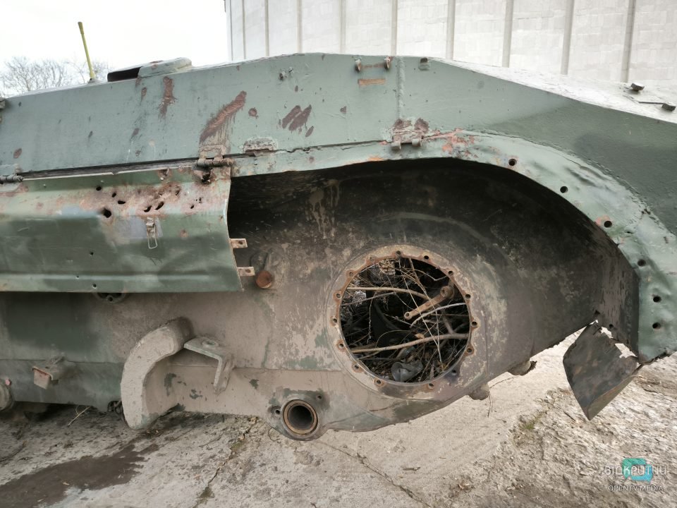 У Дніпрі до Дня Збройних Сил України відкрили інсталяцію підбитого БМП окупантів