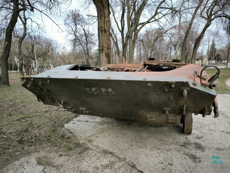 У Дніпрі до Дня Збройних Сил України відкрили інсталяцію підбитого БМП окупантів