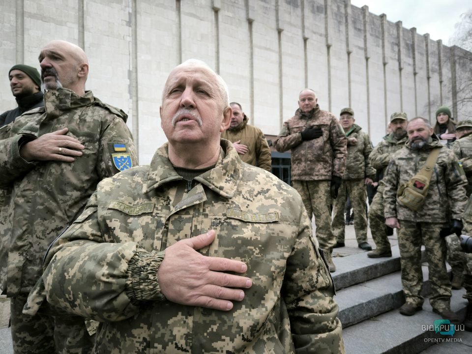 У Дніпрі до Дня Збройних Сил України відкрили інсталяцію підбитого БМП окупантів