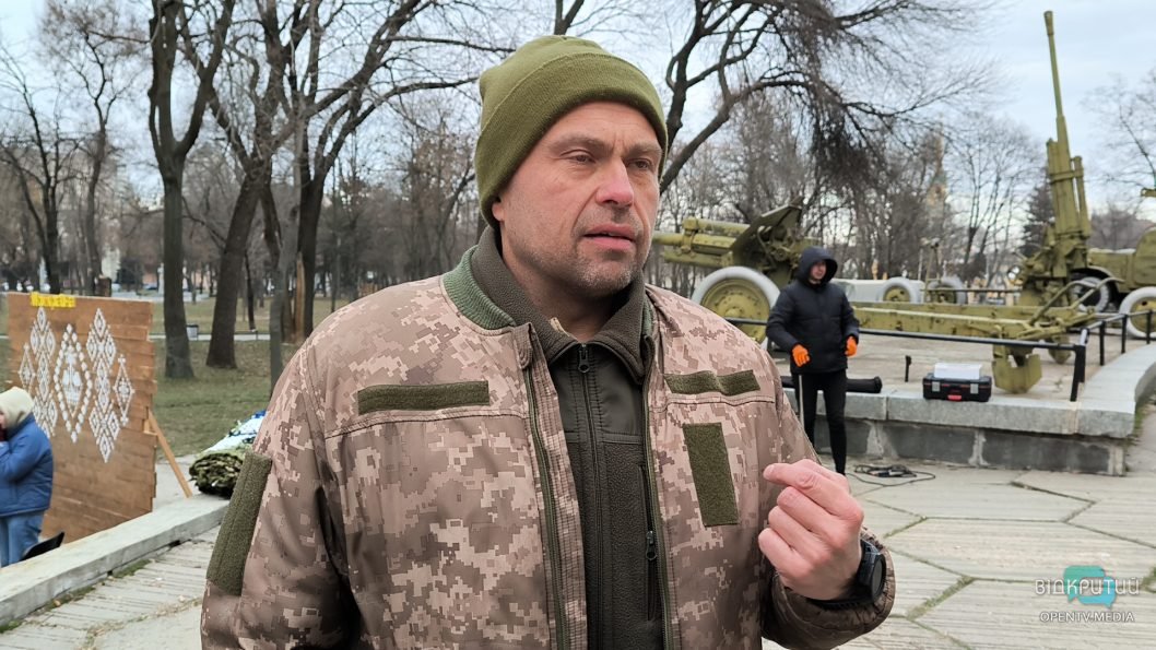 У Дніпрі до Дня Збройних Сил України відкрили інсталяцію підбитого БМП окупантів