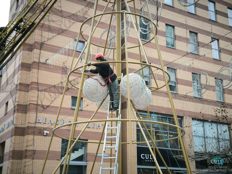 У Дніпрі на Катеринославському бульварі встановлюють новорічну ялинку