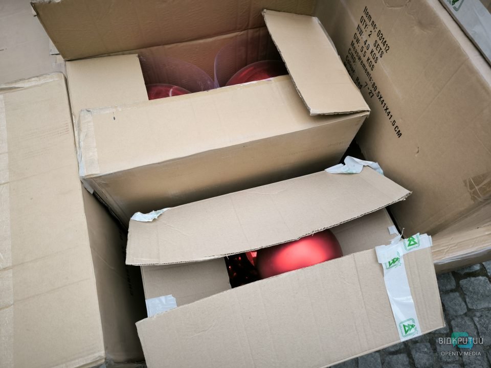 У Дніпрі на Катеринославському бульварі встановлюють новорічну ялинку