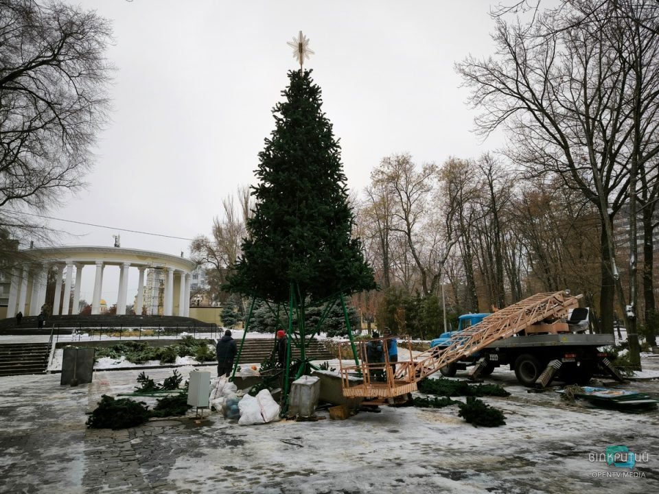 У Дніпрі в парку Шевченка встановлюють новорічну ялинку