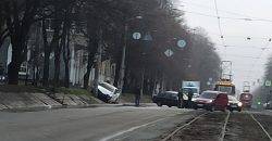 Через ДТП у Дніпрі заблоковано рух трамваїв - рис. 14
