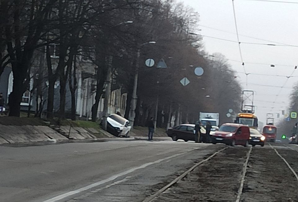 Через ДТП у Дніпрі заблоковано рух трамваїв - рис. 1
