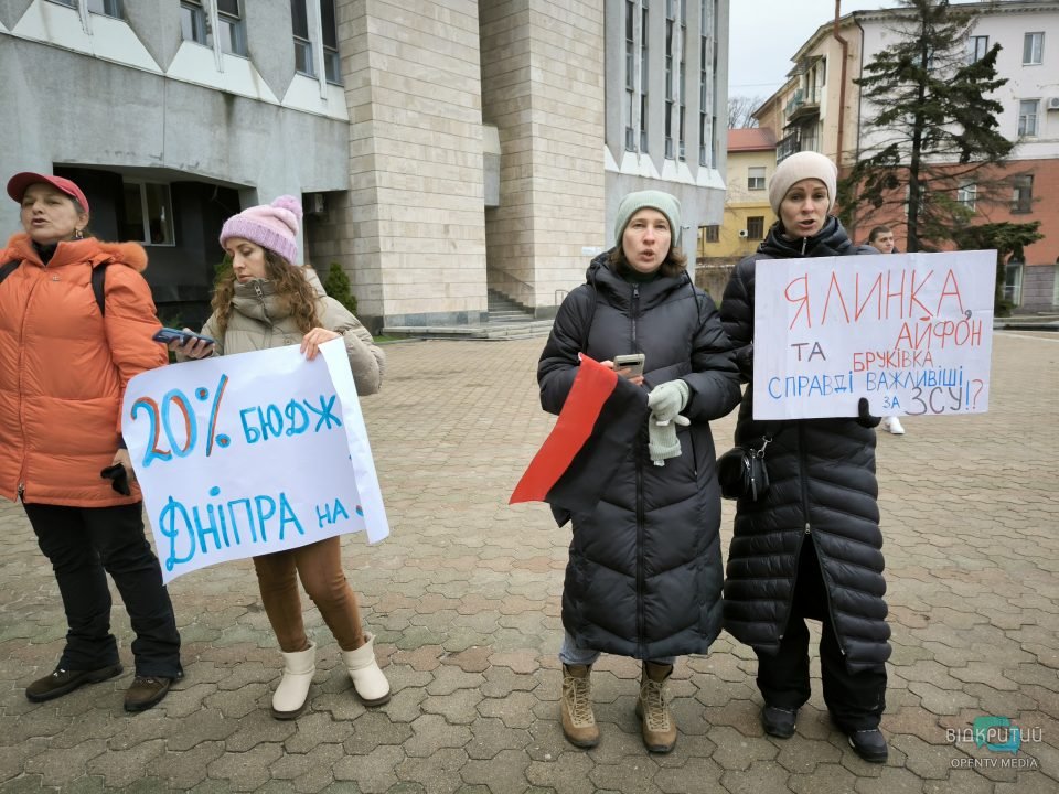 "Дроны, а не дороги": жители Днепра требуют увеличить финансирование ВСУ из городского бюджета - рис. 8