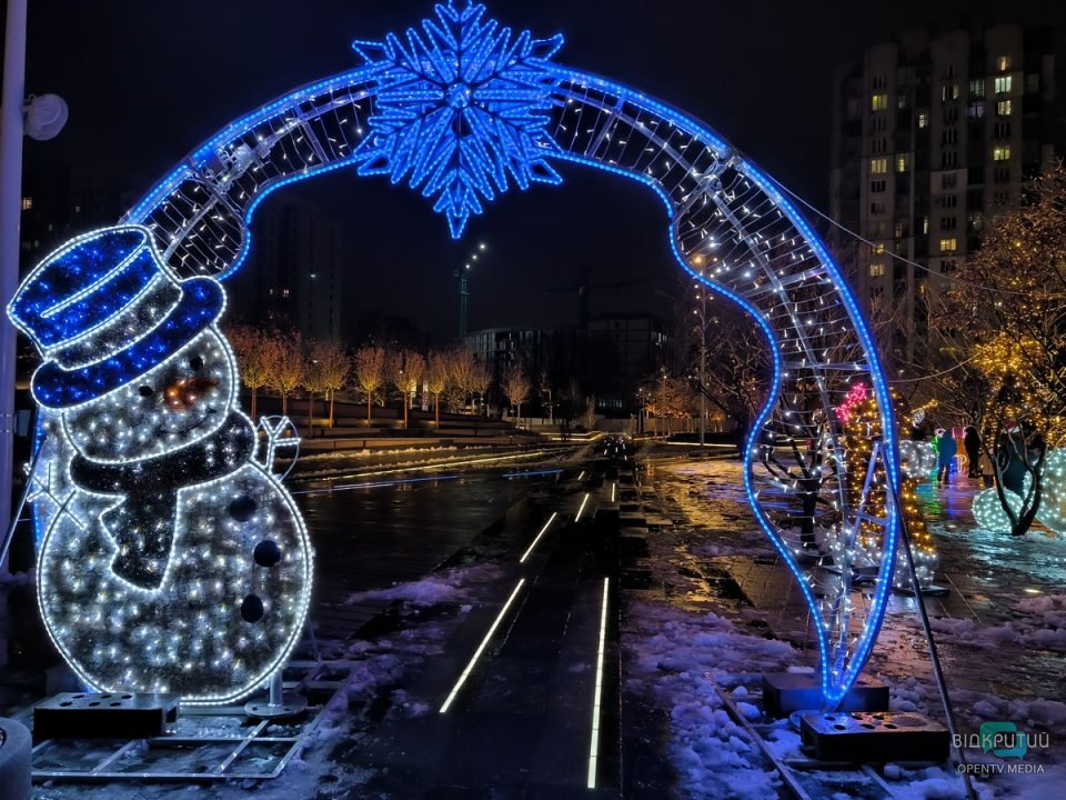 У Дніпрі до новорічних свят прикрасили Успенську площу