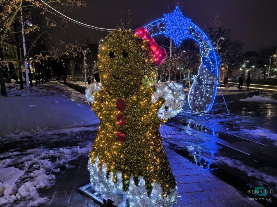 У Дніпрі до новорічних свят прикрасили Успенську площу