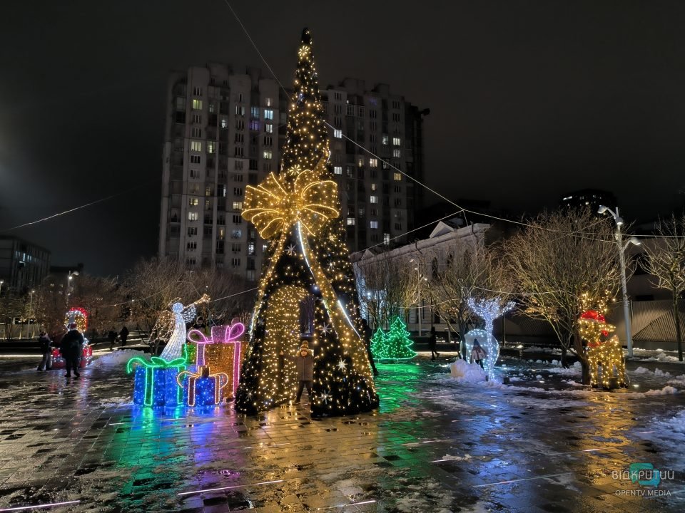 У Дніпрі до новорічних свят прикрасили Успенську площу