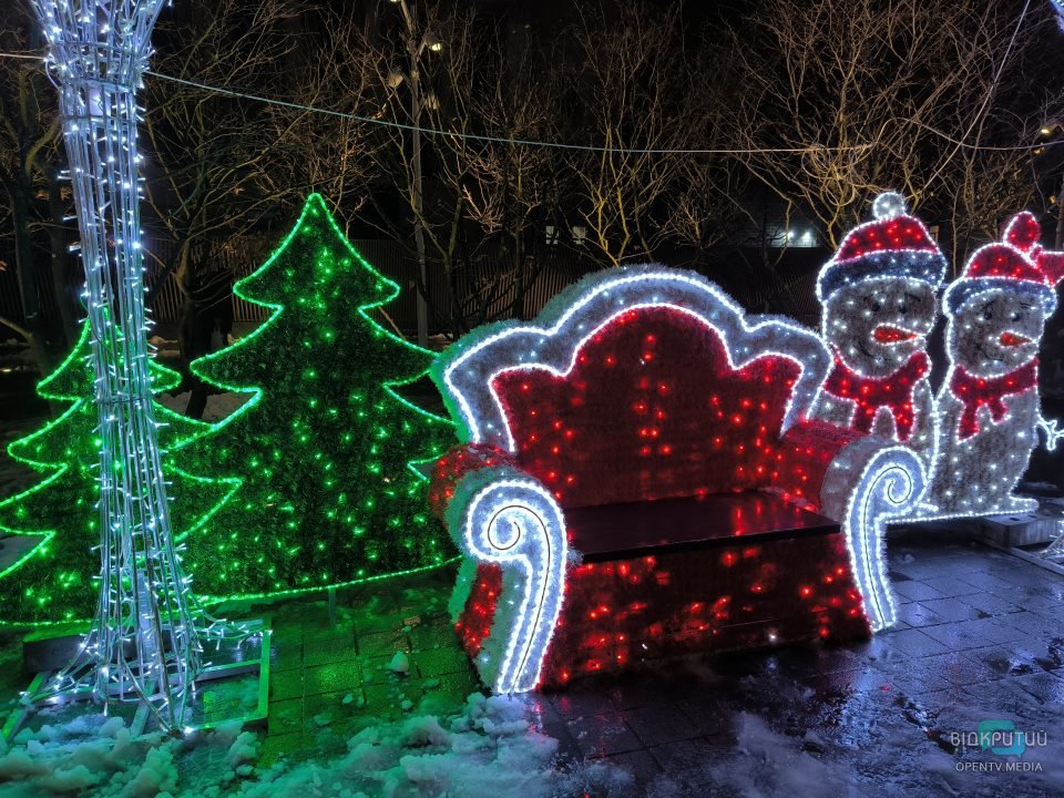 У Дніпрі до новорічних свят прикрасили Успенську площу
