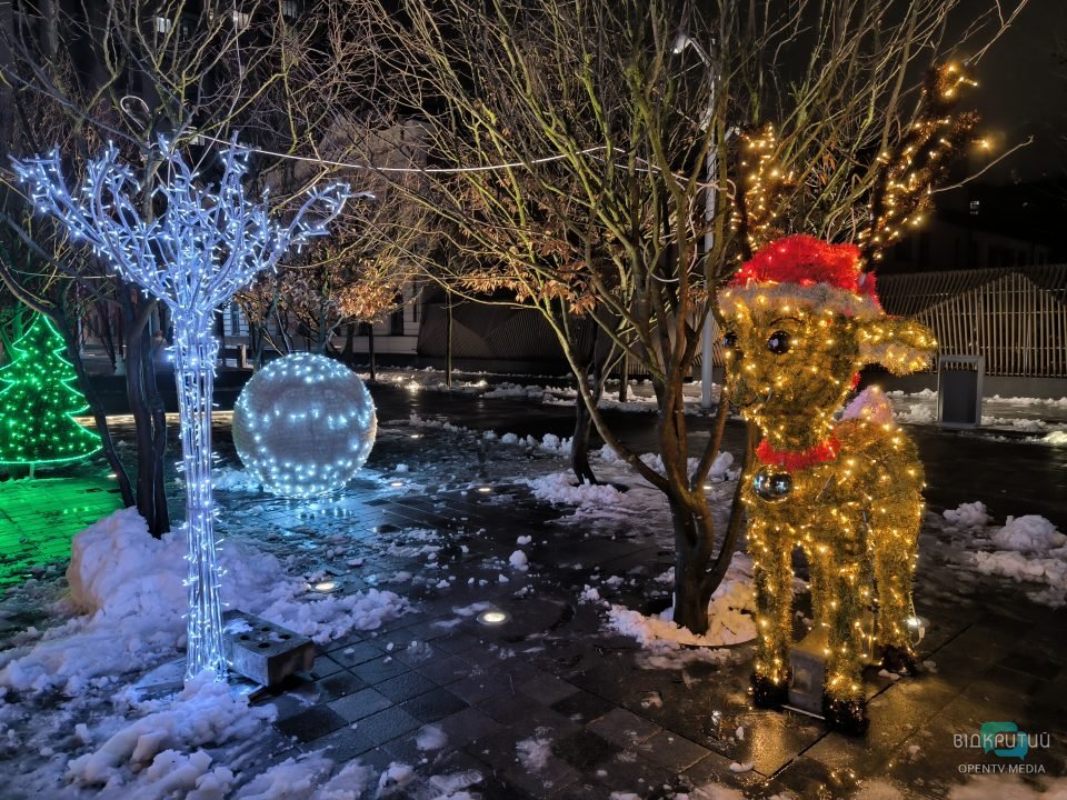 У Дніпрі до новорічних свят прикрасили Успенську площу