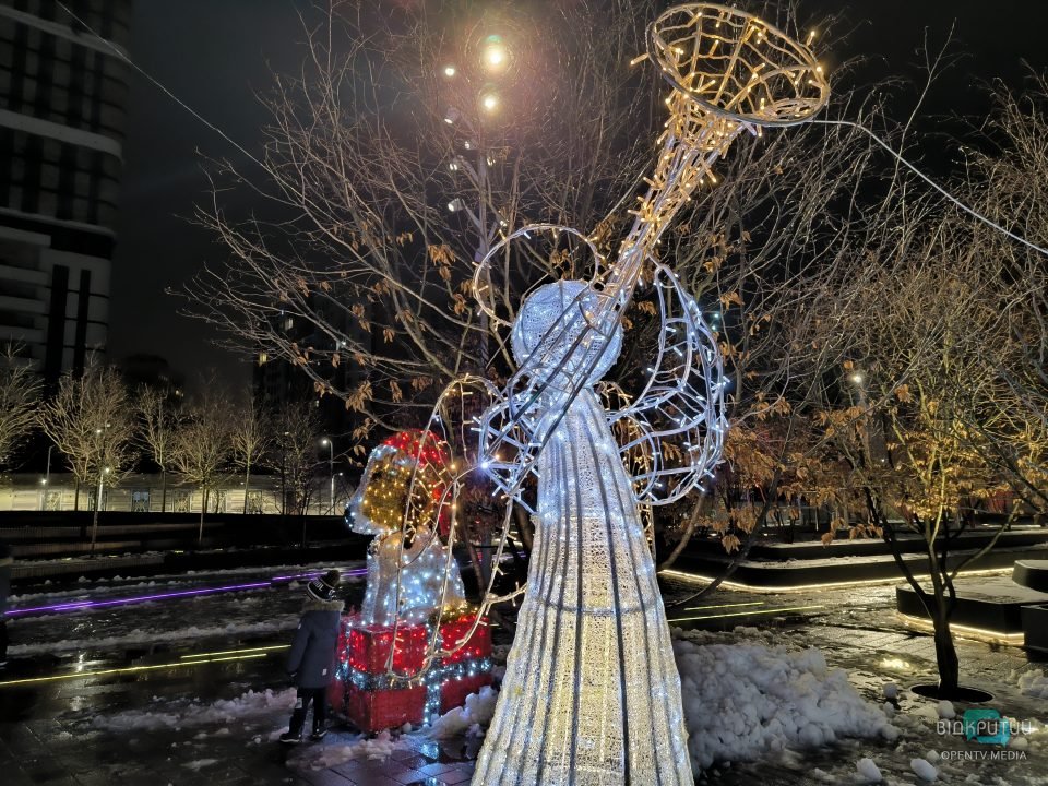 У Дніпрі до новорічних свят прикрасили Успенську площу
