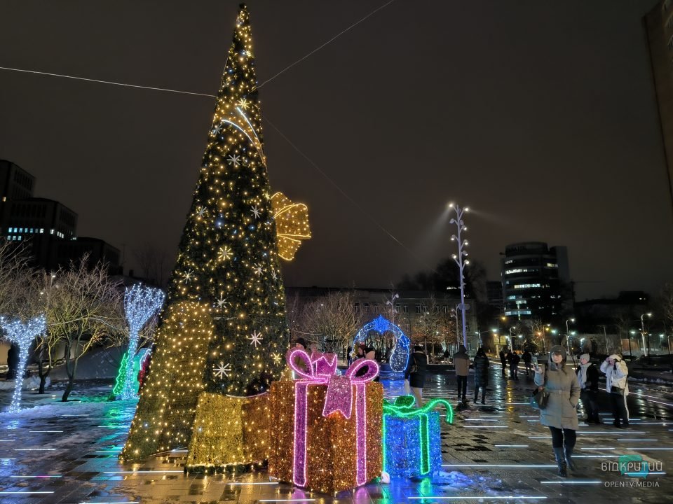 У Дніпрі до новорічних свят прикрасили Успенську площу