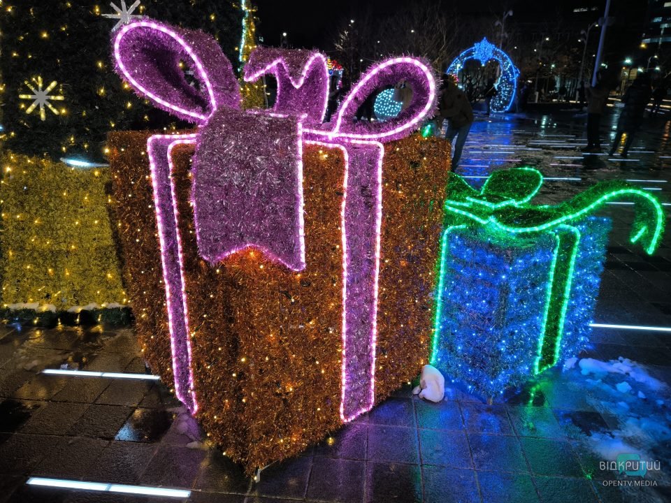 У Дніпрі до новорічних свят прикрасили Успенську площу