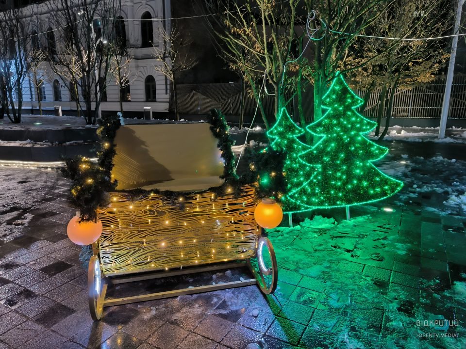 У Дніпрі до новорічних свят прикрасили Успенську площу