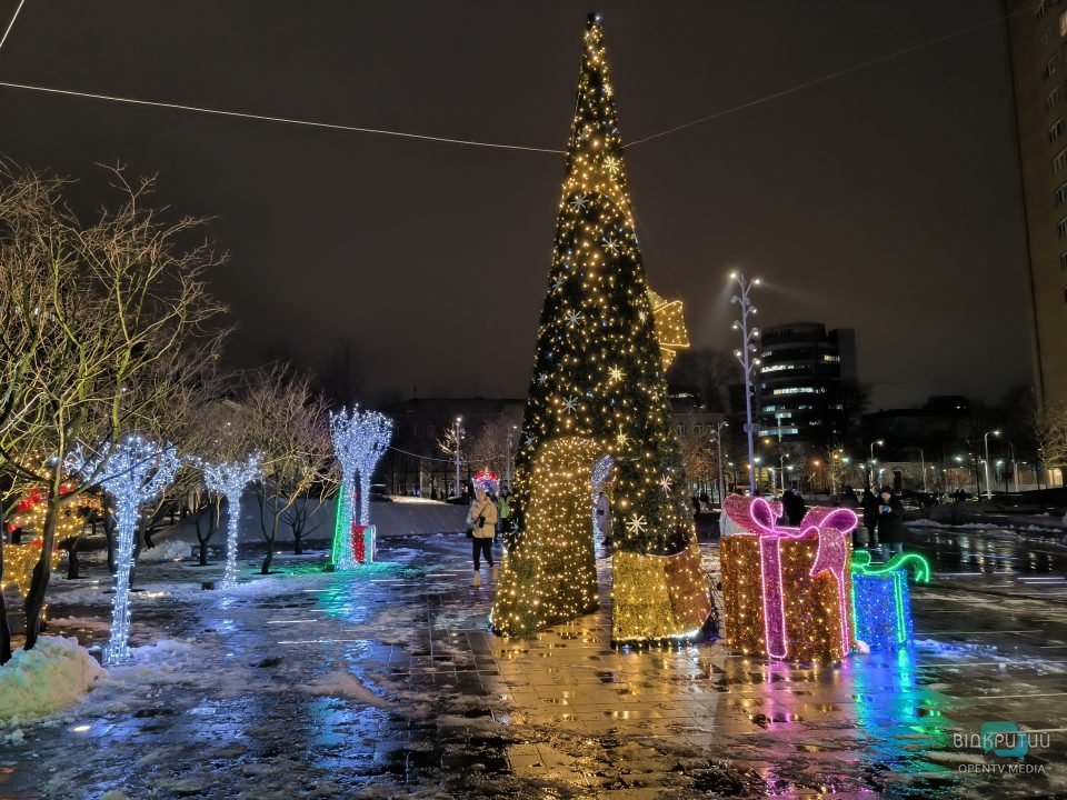 У Дніпрі до новорічних свят прикрасили Успенську площу