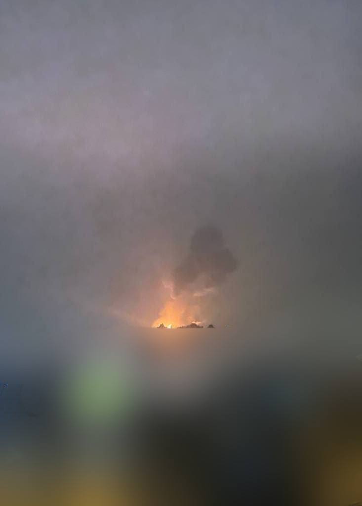 Оккупанты попали дроном-камикадзе по многоэтажке в Одессе - рис. 2