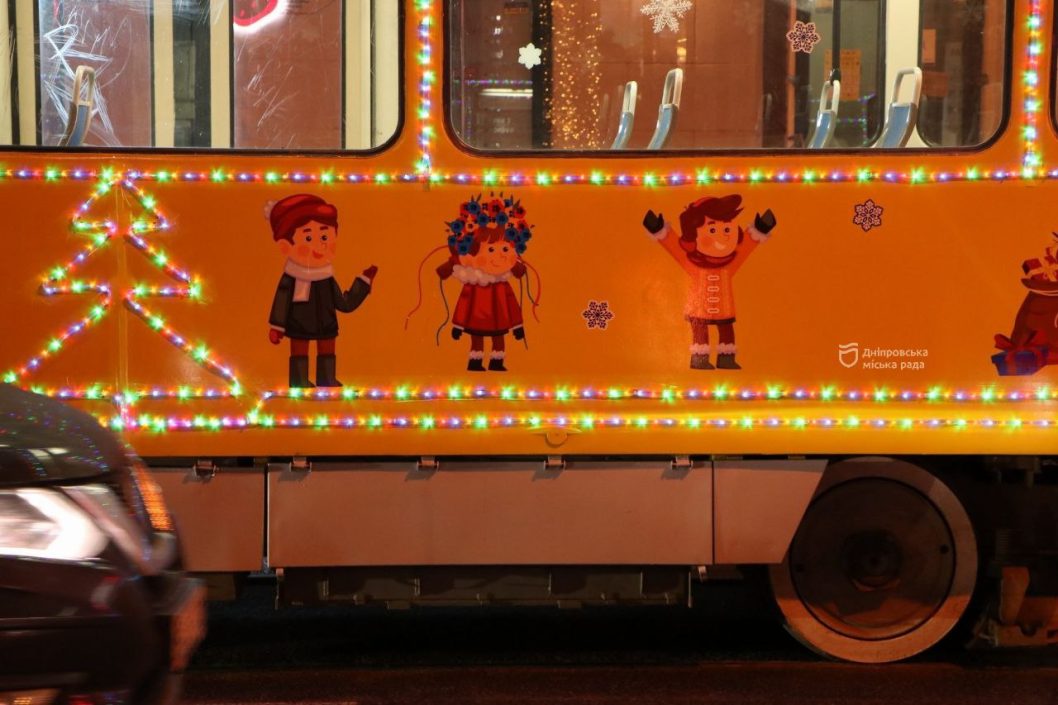 У Дніпрі на маршрути вийшов святковий громадський транспорт